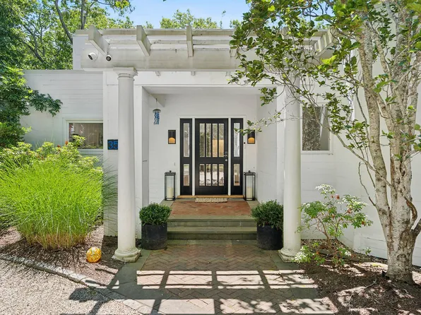 https://photos.zillowstatic.com/fp/d8c1d66caf5a796e1934a1777073cdbb-p_e.webp