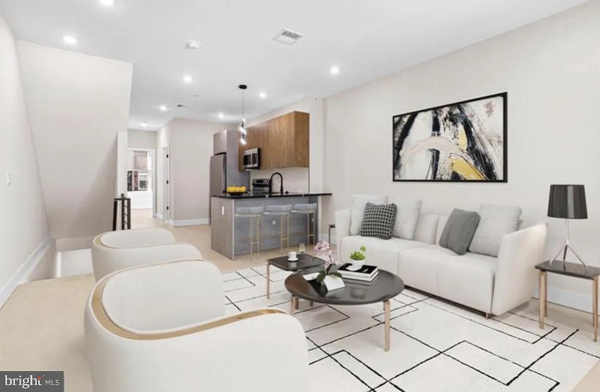 3 bed, 3.0 bath, 2950 sqft, $2,395 — Photo 2
