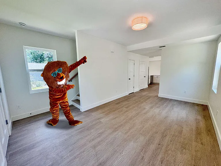942 Alexander St — Photo 4