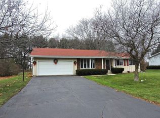 230 Thistledown Ln, Walworth, WI 53184