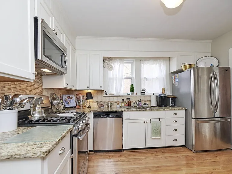 1209 Stafford Ave — Photo 6