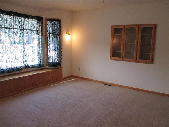 4th image of 1402 Holly Ln