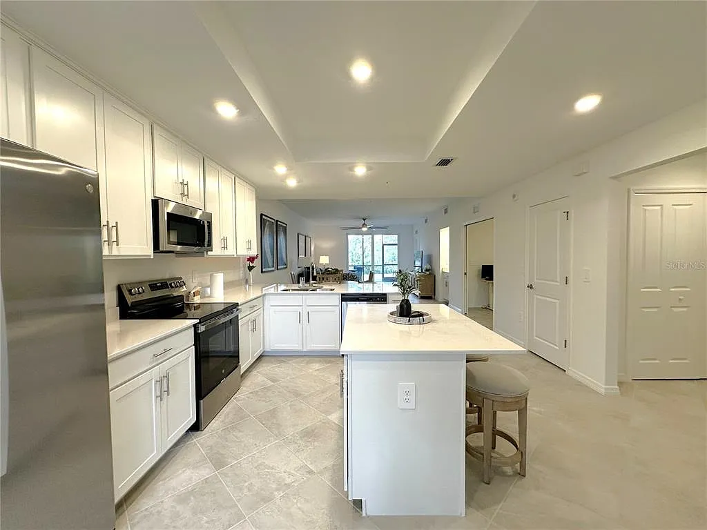 2 bed, 2.0 bath, 1355 sqft, $6,000 — Photo 4