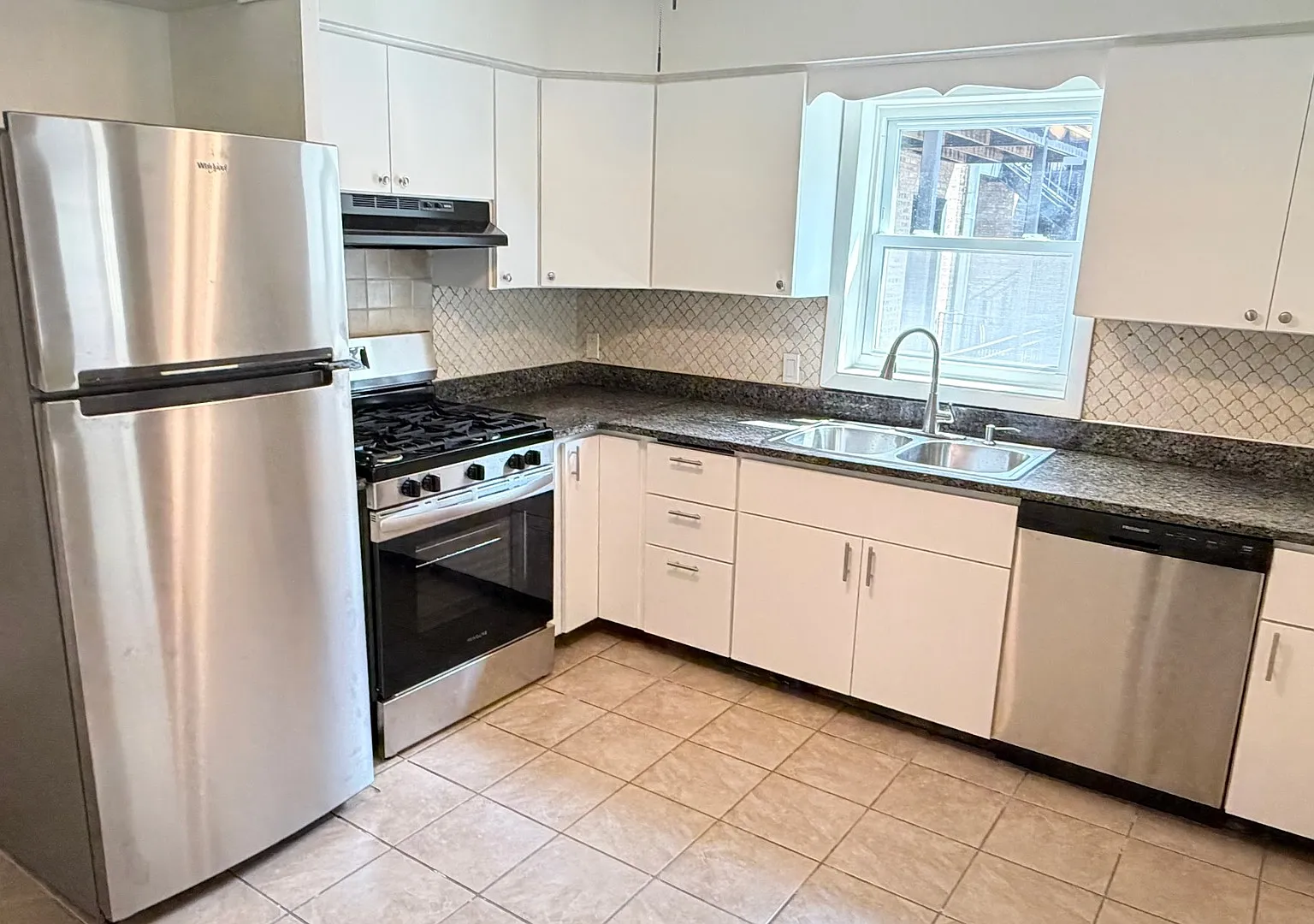 3 bed, 1200 sqft, $2,100 — Photo 3