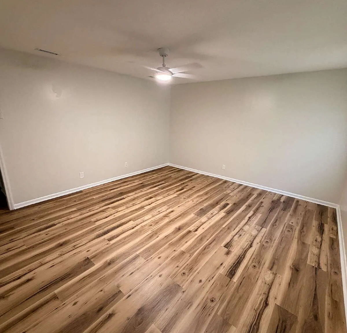4 bed, 2.0 bath, $995 — Photo 2