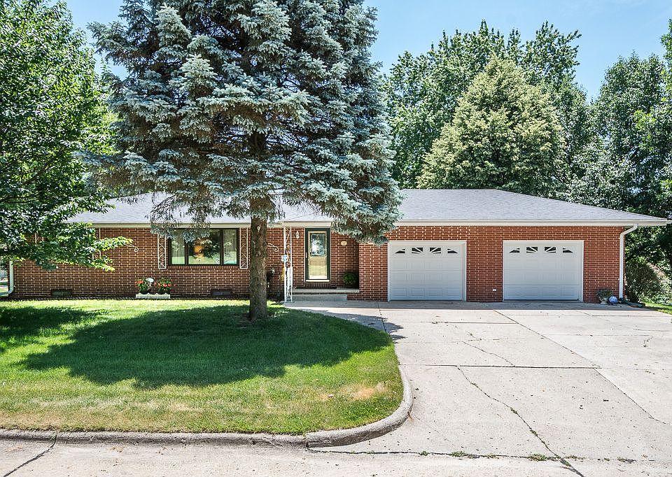 1st image of 700 Crescent Dr