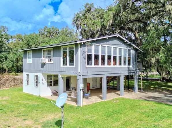 11 Plantation Dr, West Columbia, TX 77486