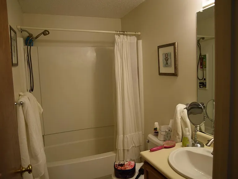 2nd Floor Full Bathroom