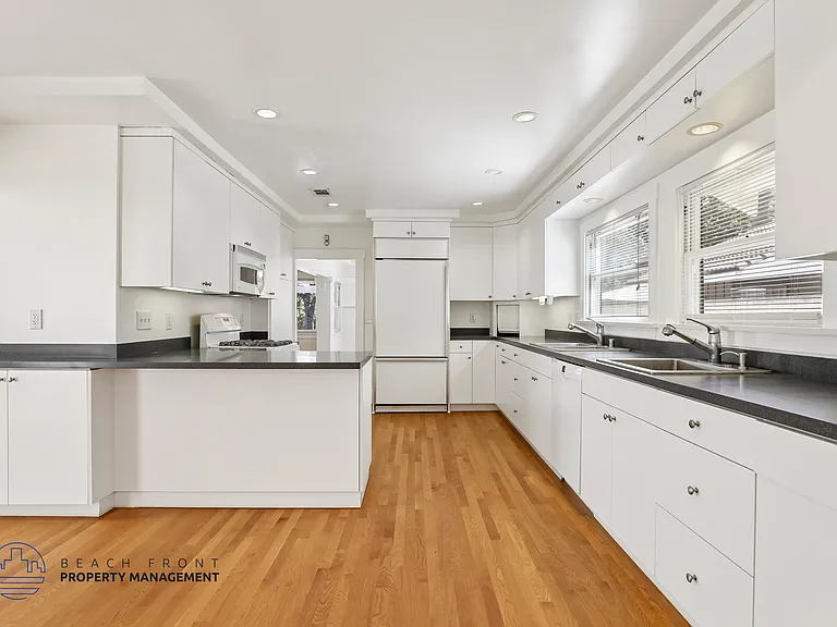 2810 E 2nd St — Photo 18