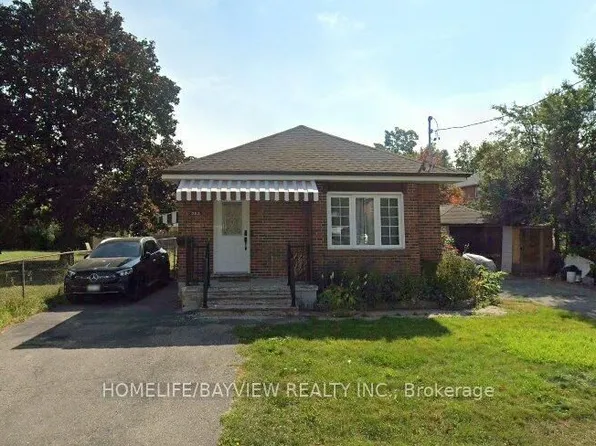 203 John St, Brampton, ON L6W 2A5