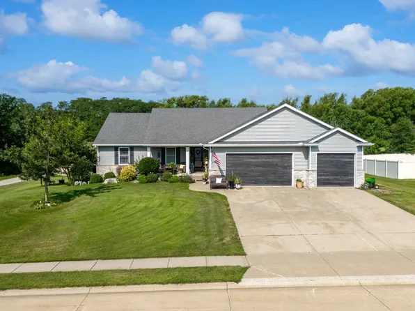 510 Fenceline Dr, Blue Grass, IA 52726