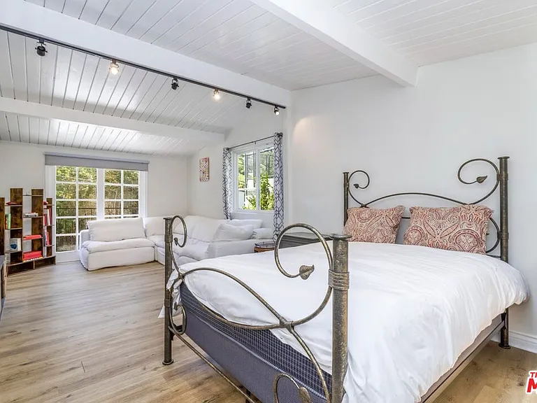 8876 Wonderland Ave — Photo 10