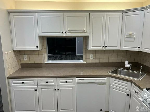 5th image of 254 Bromley Pl
