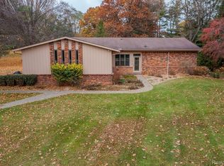11221 Meadowood Dr, Brighton, MI