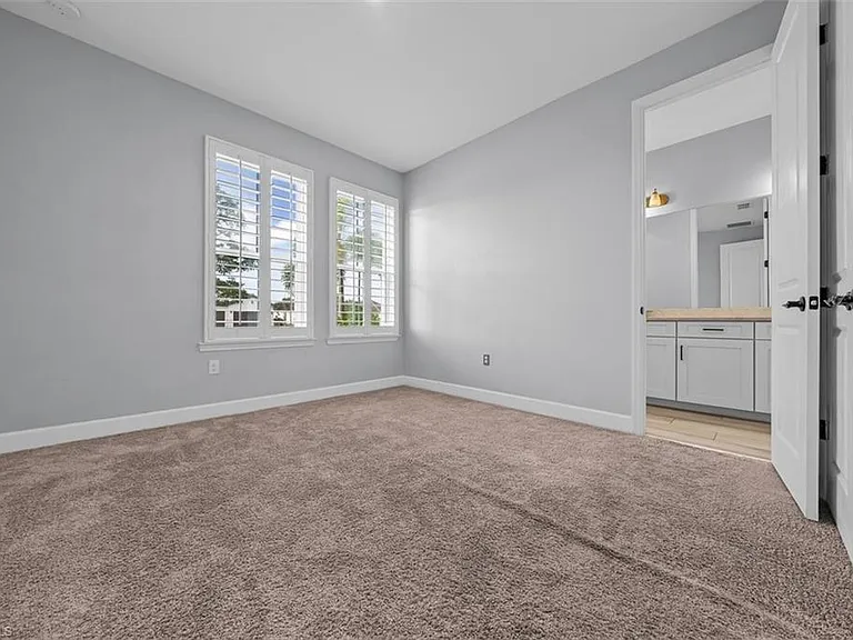 2038 Grove Dr — Photo 13