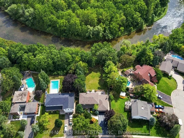 21 Kenninghall Blvd, Mississauga, ON L5N 1J5