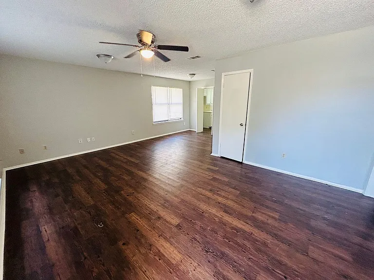 324 Mill Creek Cir — Photo 2