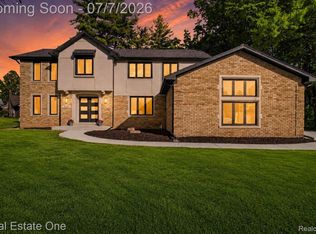 2141 Hickory Leaf Ct N, Rochester Hills, MI 48309