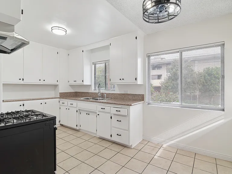 927 N Louise St #4 — Photo 2