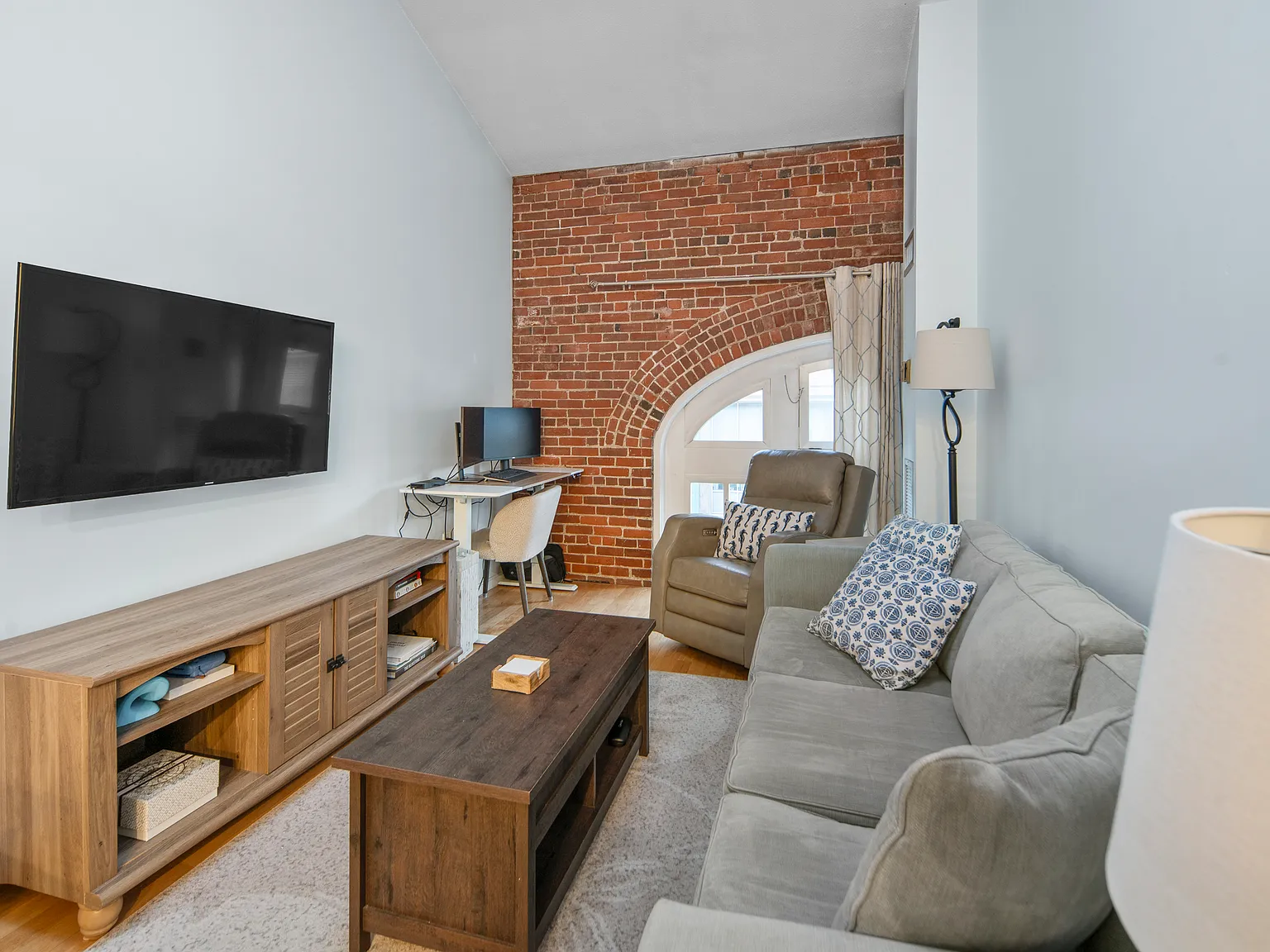 2 bed, 779 sqft, $3,900 — Photo 3