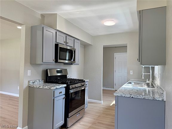 2nd image of 940 Oakwood Dr
