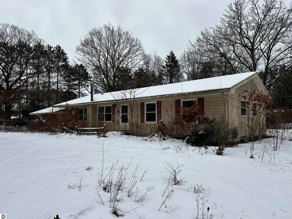 8745 Florence St, Lake, MI 48632