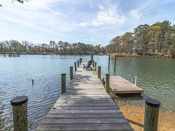 4th image of 428 Smith Point Rd