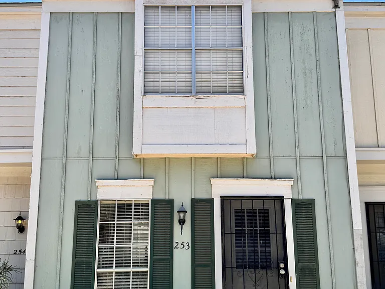 1601 N Saba St #253 — Photo 1