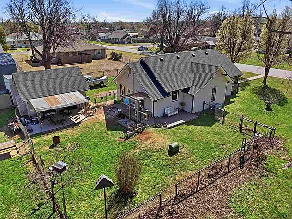 4th image of 809 Locust St