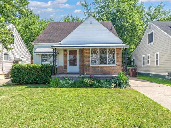 8272 Coolidge Ave, Center Line, MI 48015