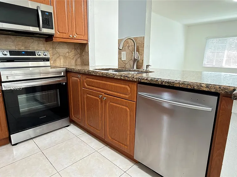 403 SW 148th Ave #3B — Photo 4
