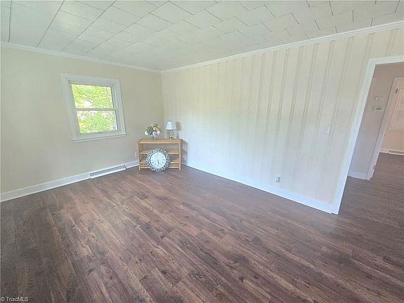 4th image of 438 Dudley St