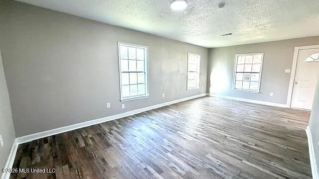 3 bed, 1.0 bath, 1175 sqft, $1,500 — Photo 4