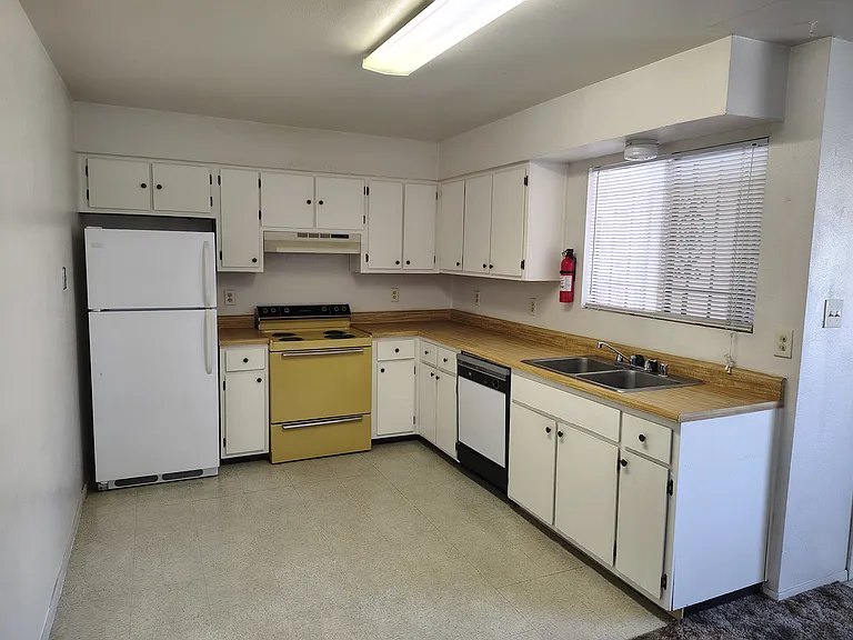 3512 Tyson Pl NE — Photo 2