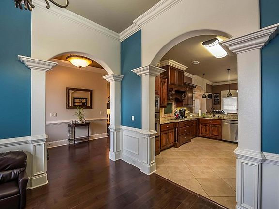 DINING ROOM LEADS TO KTICHEN