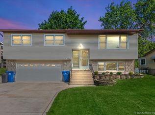 8826 Willow Rd, Hickory Hills, IL 60457