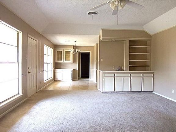 4th image of 135 Lawrence Cir