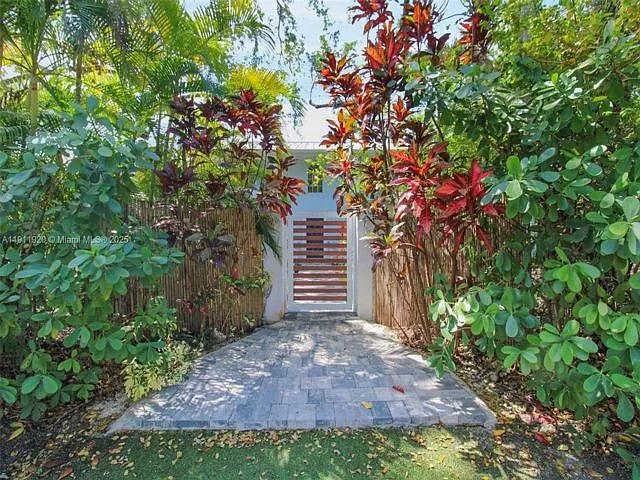 6900 SW 104th St — Photo 2