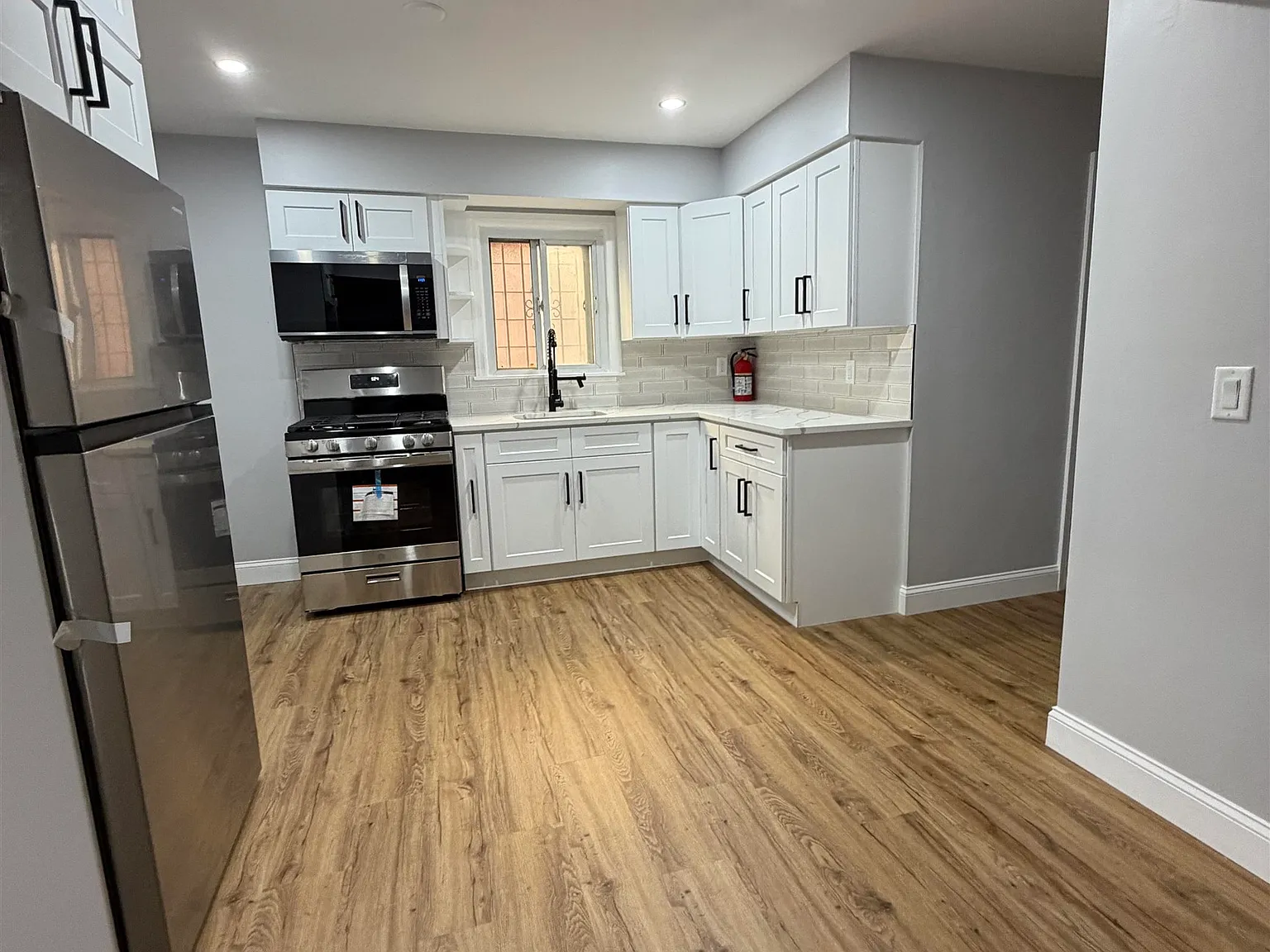 3 bed, 1.0 bath, $3,000 — Photo 4