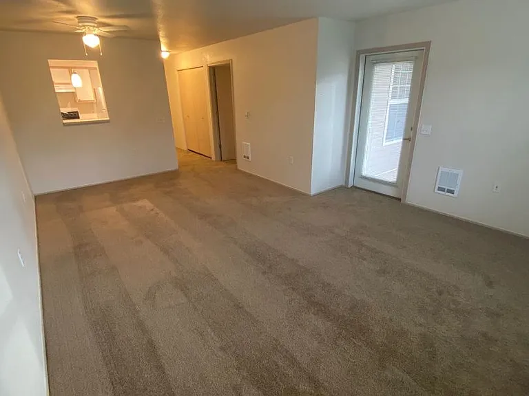 Sunrise Pointe Apartments — Photo 47