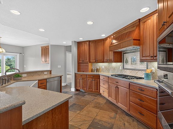 4th image of 392 SW Dogwood Dr