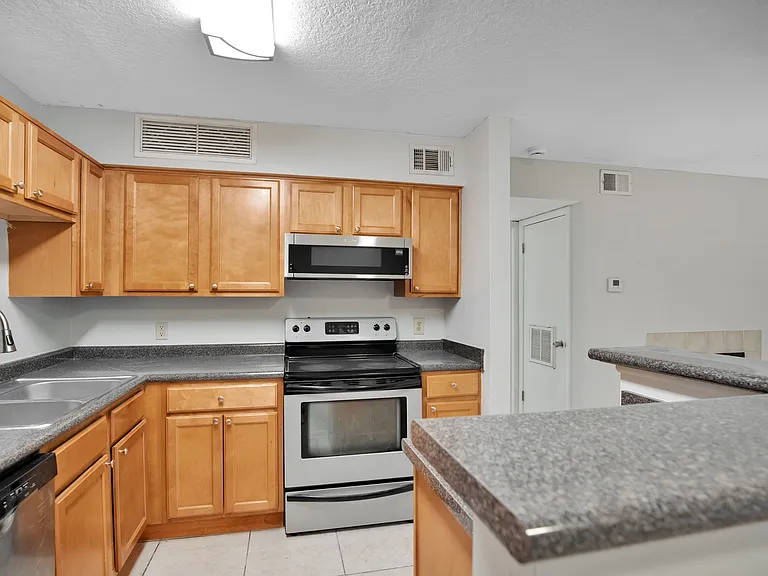 305 Lakepointe Dr #104 — Photo 3