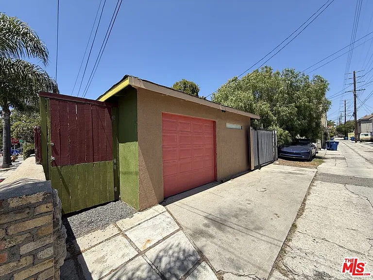 802 Superba Ave — Photo 19