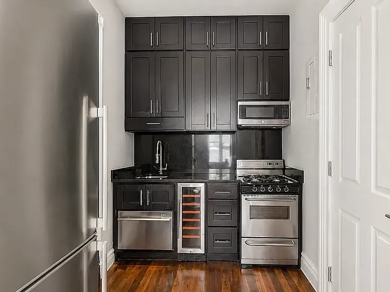 560 Hudson St #4 — Photo 3