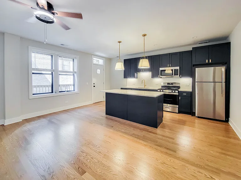 2032.5 W Montrose Ave #2B — Photo 1