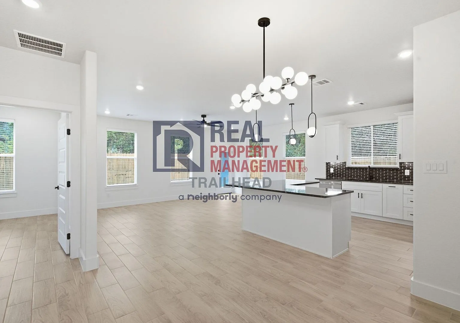 Modern 3-Bedroom Home with Community Amenities in Canyon Creek — Photo 3