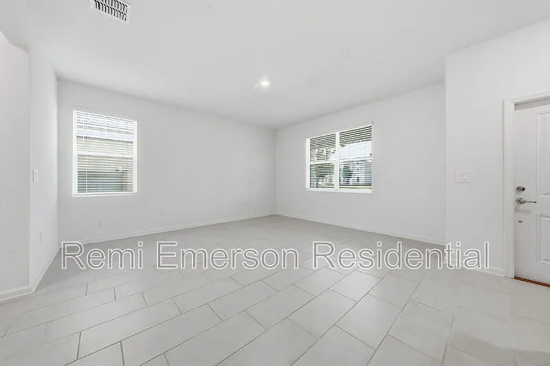 3 bed, 2.5 bath, 1930 sqft, $2,350 — Photo 4