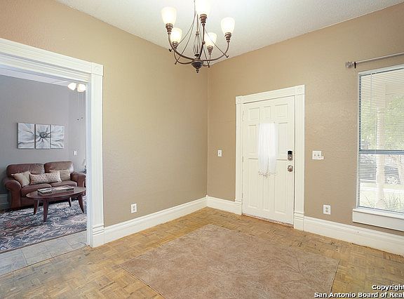 5th image of 302 Lamar St