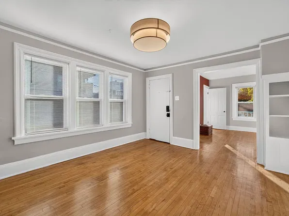 Beautifully Renovated 2-Bedroom Flat Near Brady Street!