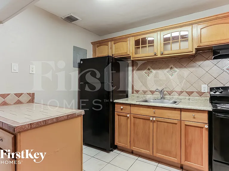 2322 N 28th Ave — Photo 7